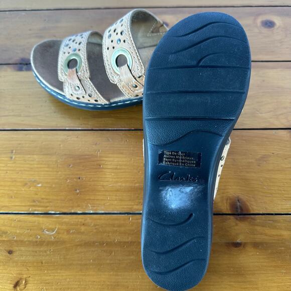Light Use Clarks Bendables Lexi Laurel Strap Leather Slip On Sandal Size 7.5 Tan - Picture 8 of 12